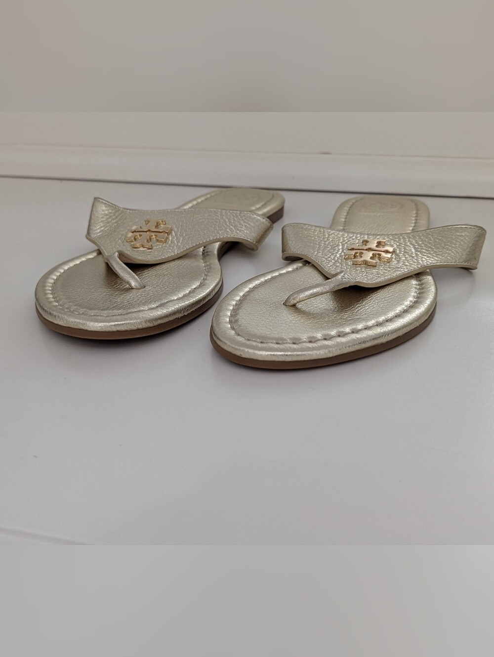 EUC! Tory Burch Jolie Flat Thong Sandal In Gold Size 8.5 - Picture 10 of 16
